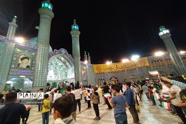 اجرای سرود سلام فرمانده توسط دانش‌آموزان دهه نودی در آران و بیدگل