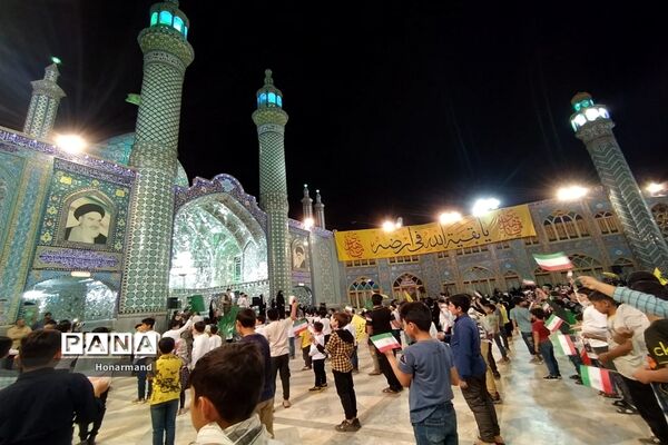 اجرای سرود سلام فرمانده توسط دانش‌آموزان دهه نودی در آران و بیدگل