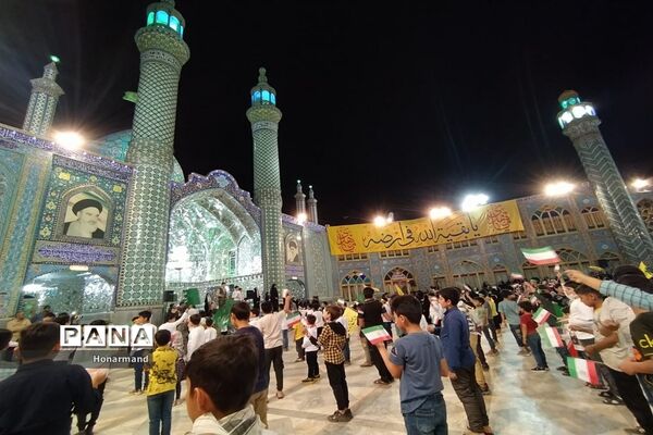 اجرای سرود سلام فرمانده توسط دانش‌آموزان دهه نودی در آران و بیدگل