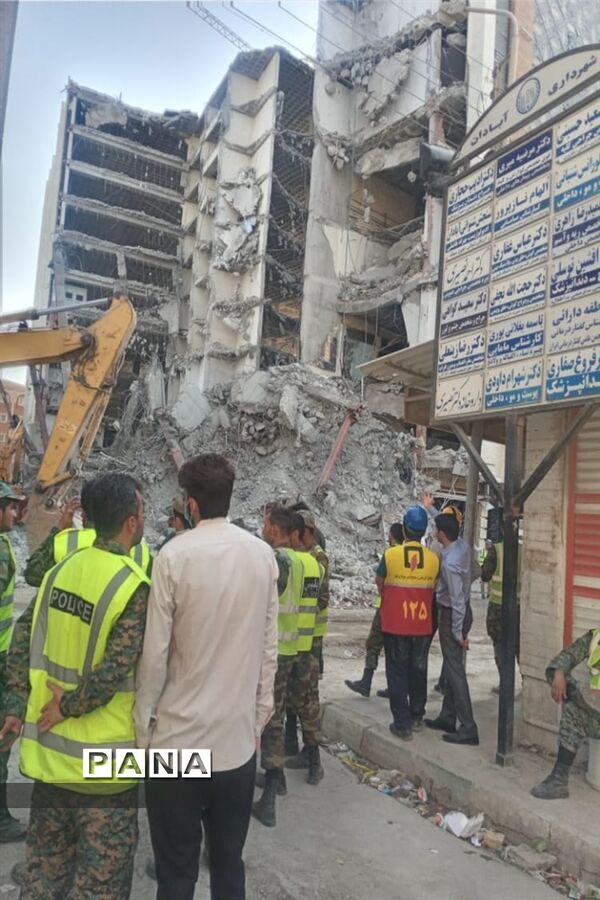 کمک‌رسانی امدادگران هلال احمر امیدیه در آواربرداری متروپل