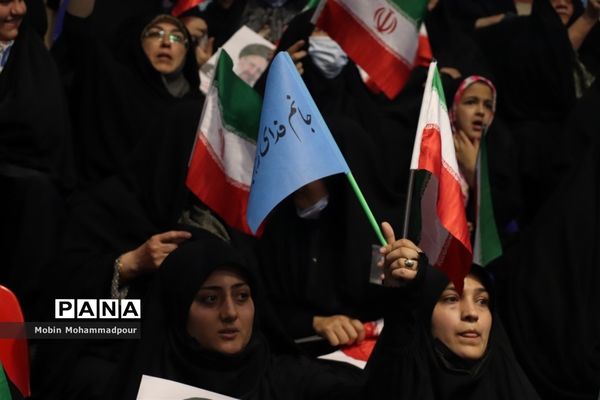 دیدار رئیس جمهوری با اقشار مختلف مردم در تبریز