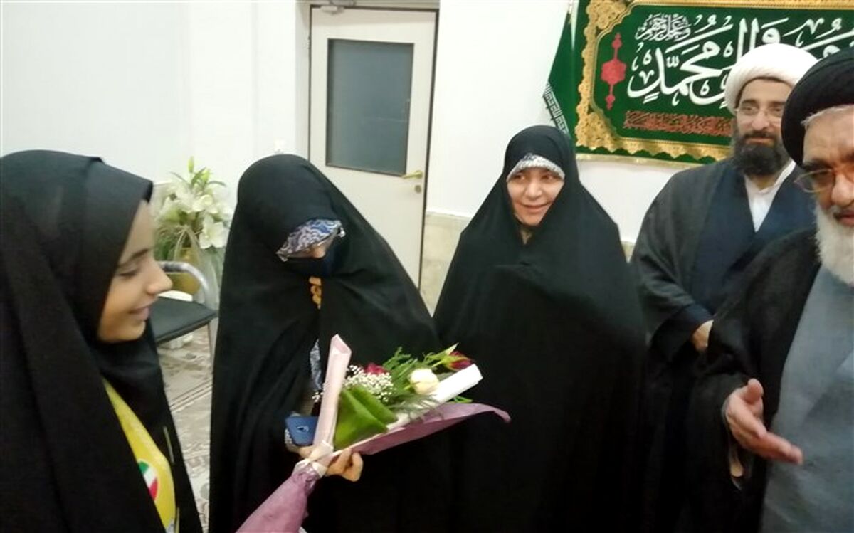 تجلیل رئیس مجلس دانش‌آموزی قم از مشاور امور بانوان اداره کل آموزش و پرورش/عکس