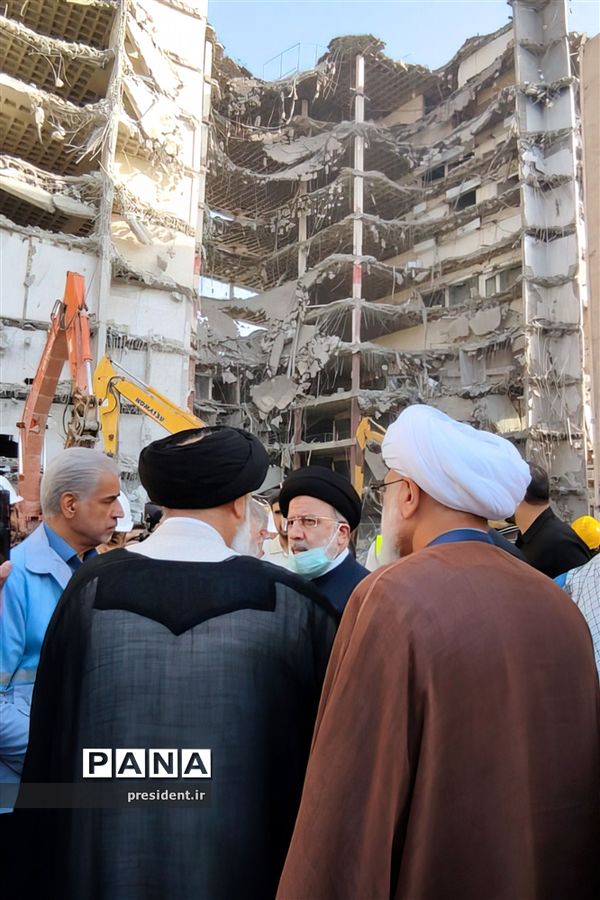 حضور رئیس‌جمهوری در محل حادثه متروپل آبادان و دیدار با خانواده جانباختگان