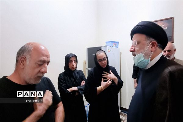 حضور رئیس‌جمهوری در محل حادثه متروپل آبادان و دیدار با خانواده جانباختگان