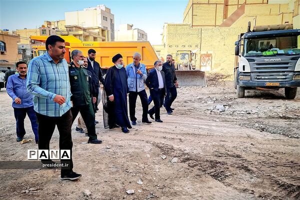 حضور رئیس‌جمهوری در محل حادثه متروپل آبادان و دیدار با خانواده جانباختگان