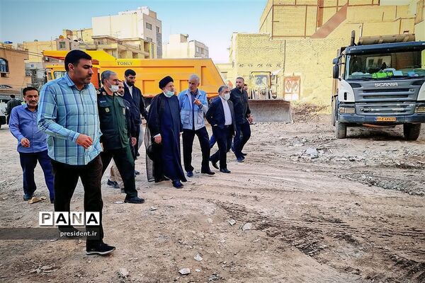 حضور رئیس‌جمهوری در محل حادثه متروپل آبادان و دیدار با خانواده جانباختگان