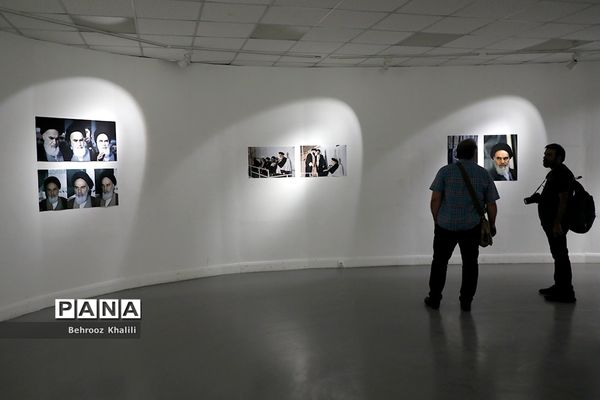 نمایش عکس‌های علی کاوه از امام خمینی(ره) در نمایشگاه «لحظه»