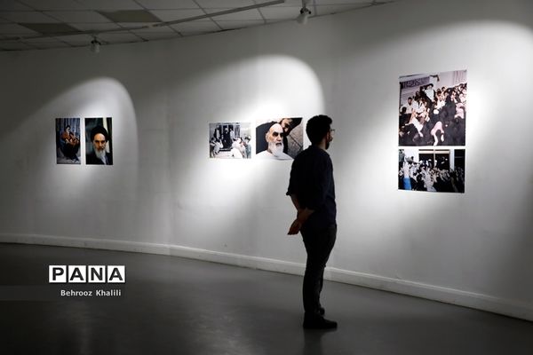 نمایش عکس‌های علی کاوه از امام خمینی(ره) در نمایشگاه «لحظه»