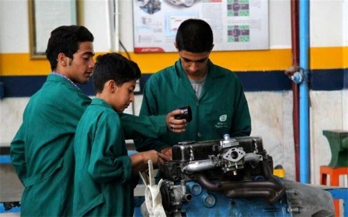 زمینه بازدید و آموزش دانش‌آموزان در واحدهای صنعتی و فنی فراهم شود