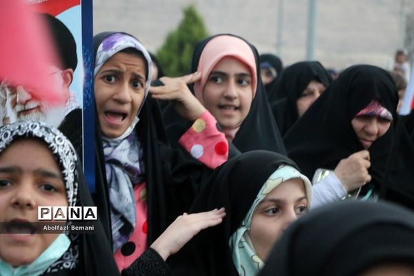 همخوانی سرود سلام فرمانده در میدان مرجعیت قم