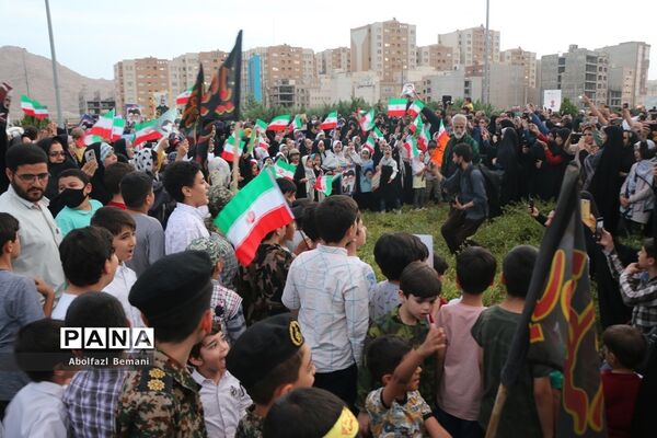 همخوانی سرود سلام فرمانده در میدان مرجعیت قم