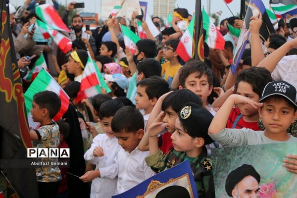 همخوانی سرود سلام فرمانده در میدان مرجعیت قم