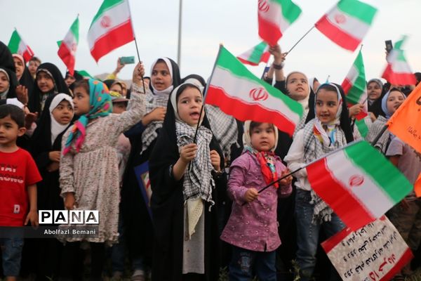 همخوانی سرود سلام فرمانده در میدان مرجعیت قم