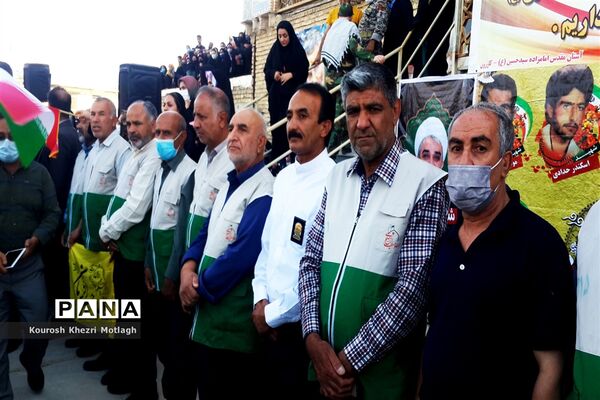 اجرای سرود سلام فرمانده در امامزاده سید‌حسین (ع) شهرستان کازرون