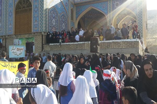اجرای سرود سلام فرمانده در امامزاده سید‌حسین (ع) شهرستان کازرون