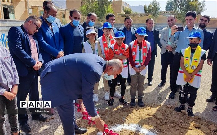 کلنگ احداث زمین چمن مصنوعی در آموزش و پرورش منطقه صیدون به زمین زده شد