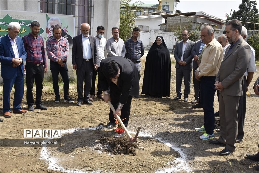 آیین کلنگ‌زنی چمن مصنوعی طرح شهید سلیمانی