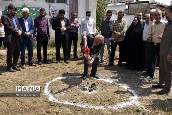 آیین کلنگ‌زنی چمن مصنوعی طرح شهید سلیمانی