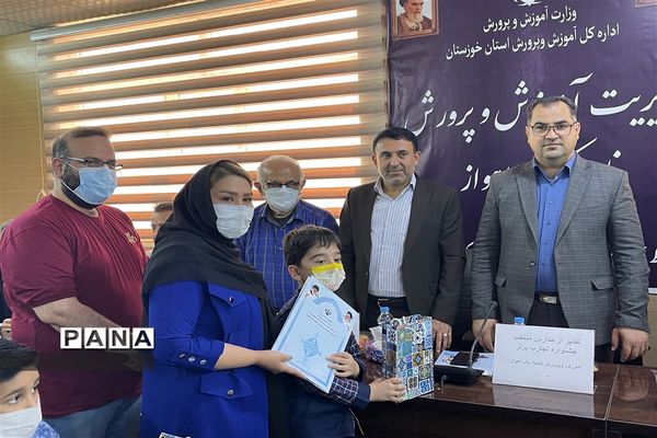 آیین تقدیر از خانواده‌های کوشا در جشنواره رنگین‌کمان ناحیه یک اهواز