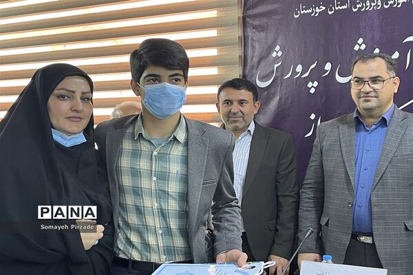 آیین تقدیر از خانواده‌های کوشا در جشنواره رنگین‌کمان ناحیه یک اهواز