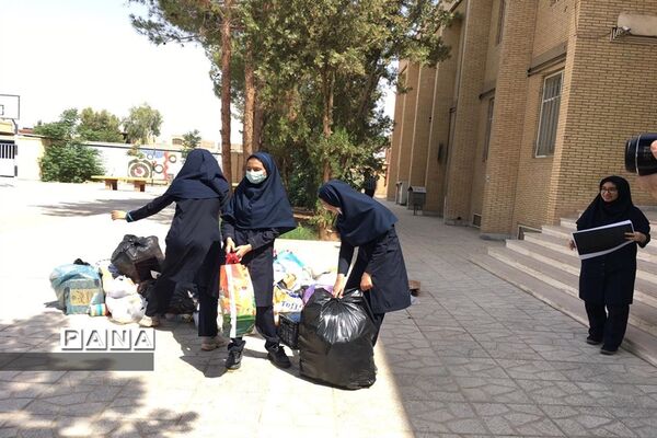 آموزش و فرهنگسازی تفکیک زباله در دبیرستان فرزانگان یزد