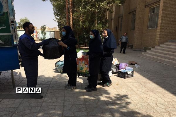 آموزش و فرهنگسازی تفکیک زباله در دبیرستان فرزانگان یزد