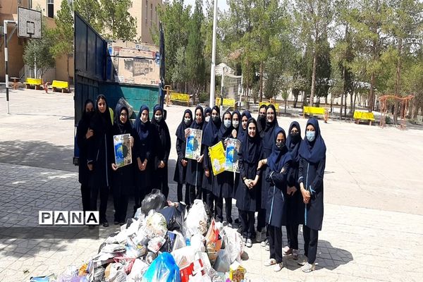 آموزش و فرهنگسازی تفکیک زباله در دبیرستان فرزانگان یزد