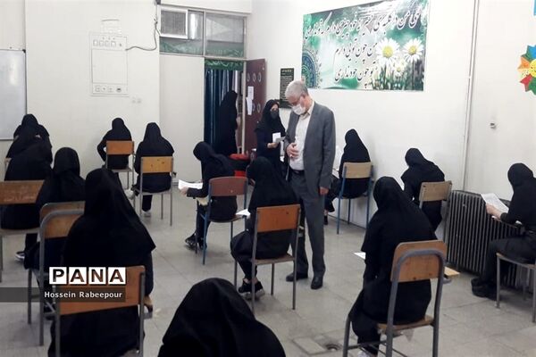 بازدید مدیر آموزش و پرورش منطقه 16 از حوزه‌های امتحانات نهایی 1401