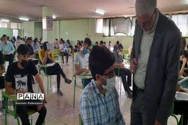 بازدید مدیر آموزش و پرورش منطقه 16 از حوزه‌های امتحانات نهایی 1401
