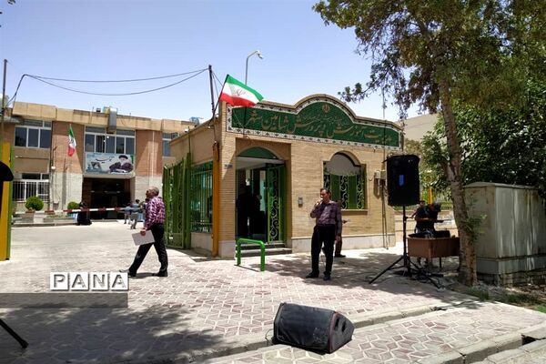 اجرای سرود امام رضا(ع) و سلام فرمانده به مناسبت میلاد امام رضا در شاهین شهر