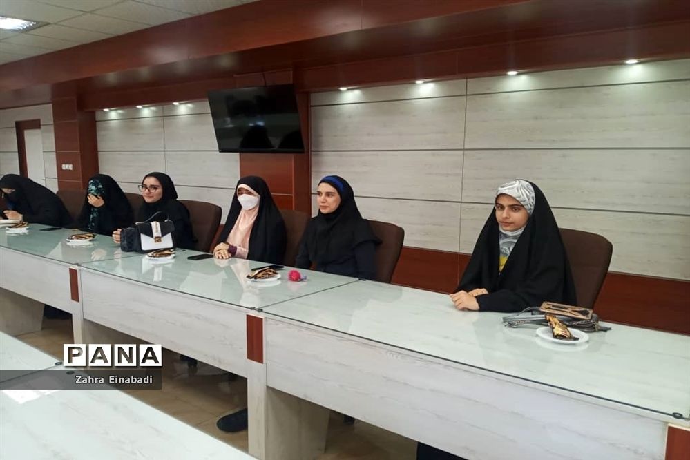 نشست سرپرست اداره آموزش و پرورش ملارد با  جمعی از نخبگان  دانش‌آموزی