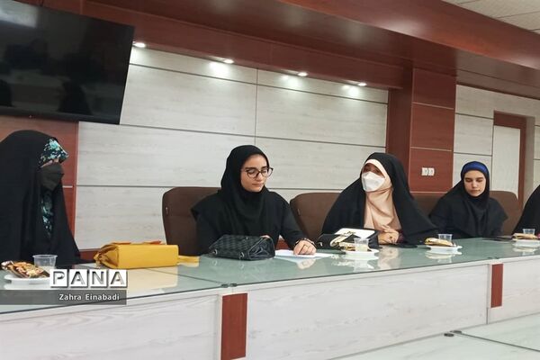 نشست سرپرست اداره آموزش و پرورش ملارد با  جمعی از نخبگان  دانش‌آموزی