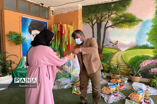 اهدای بسته‌های حمایتی به خانواده‌های کم توان مالی آموزشگاه