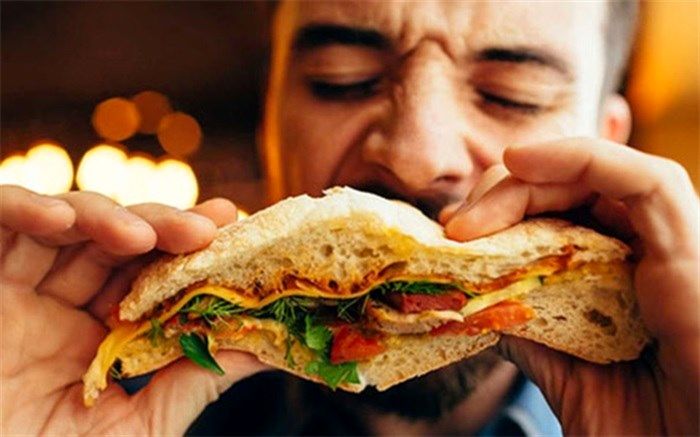 اگر  با عجله  غذا بخورید دچار این مشکلات می‌شوید