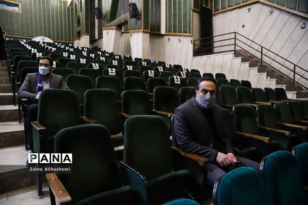 نشست مدیران سازمان دانش‌آموزی استان‌ها و مناطق شهر تهران با عوامل فیلم مرد نقره‌ای