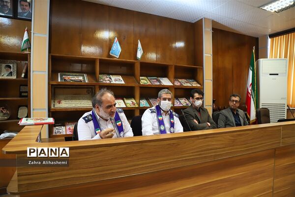 نشست مدیران سازمان دانش‌آموزی استان‌ها و مناطق شهر تهران با عوامل فیلم مرد نقره‌ای