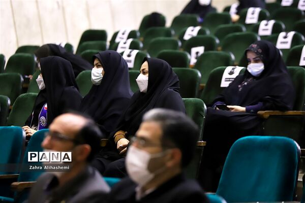 نشست مدیران سازمان دانش‌آموزی استان‌ها و مناطق شهر تهران با عوامل فیلم مرد نقره‌ای