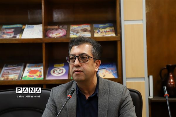 نشست مدیران سازمان دانش‌آموزی استان‌ها و مناطق شهر تهران با عوامل فیلم مرد نقره‌ای