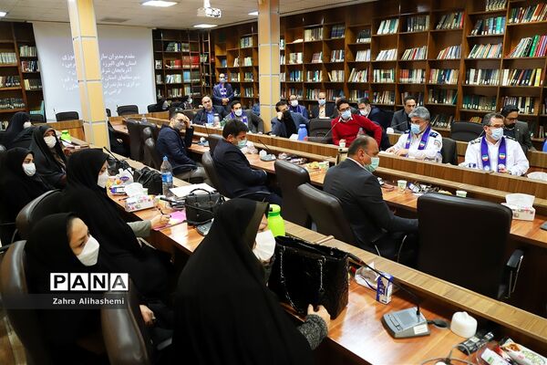 نشست مدیران سازمان دانش‌آموزی استان‌ها و مناطق شهر تهران با عوامل فیلم مرد نقره‌ای