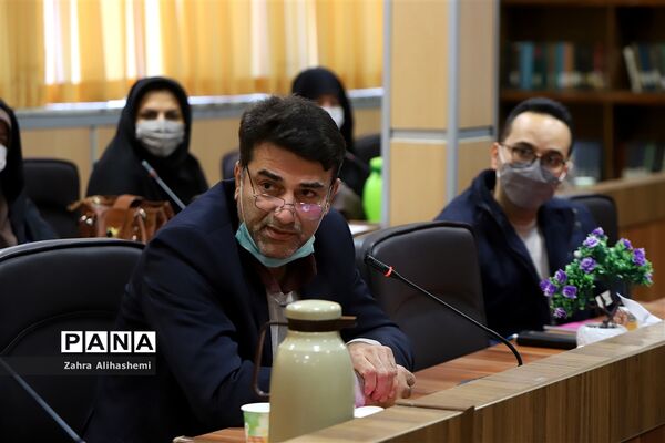 نشست مدیران سازمان دانش‌آموزی استان‌ها و مناطق شهر تهران با عوامل فیلم مرد نقره‌ای