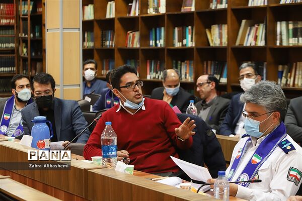 نشست مدیران سازمان دانش‌آموزی استان‌ها و مناطق شهر تهران با عوامل فیلم مرد نقره‌ای