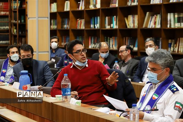 نشست مدیران سازمان دانش‌آموزی استان‌ها و مناطق شهر تهران با عوامل فیلم مرد نقره‌ای