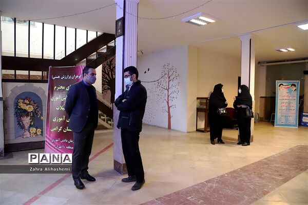 نشست مدیران سازمان دانش‌آموزی استان‌ها و مناطق شهر تهران با عوامل فیلم مرد نقره‌ای