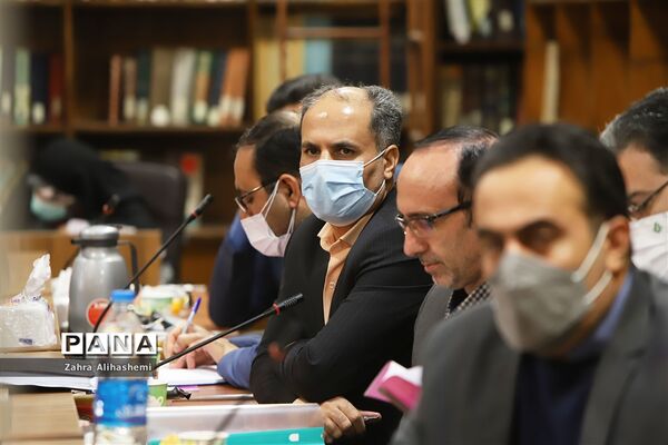 نشست مدیران سازمان دانش‌آموزی استان‌ها و مناطق شهر تهران با عوامل فیلم مرد نقره‌ای
