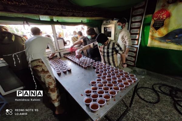 ایستگاه صلواتی؛ پخت و توزیع سمنو برای ۱۲۰۰۰ نفر