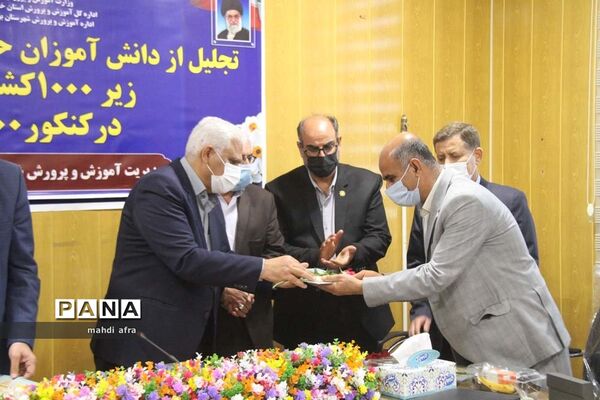 تجلیل از دانش‌آموزان بهبهانی حائز رتبه‌های زیر هزار کشوری در کنکور 1400