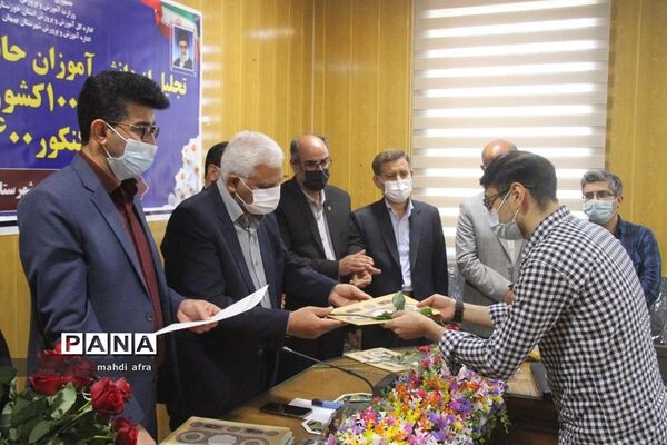 تجلیل از دانش‌آموزان بهبهانی حائز رتبه‌های زیر هزار کشوری در کنکور 1400