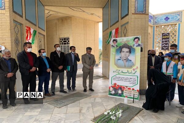 مراسم یادواره شهدا و طرح لاله‌های روشن دبستان شاهد ابرکوه