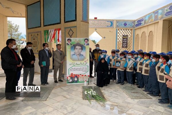 مراسم یادواره شهدا و طرح لاله‌های روشن دبستان شاهد ابرکوه