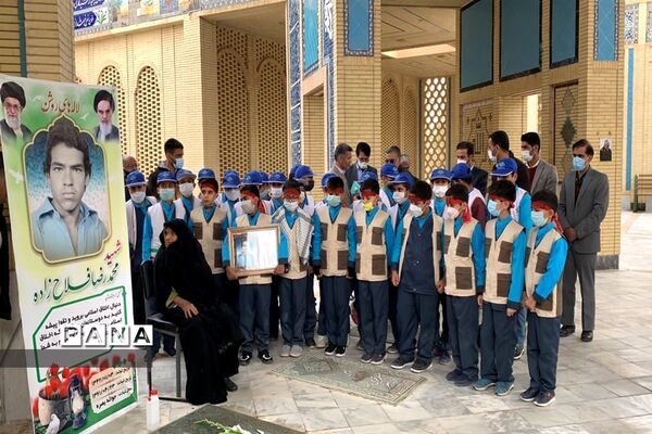 مراسم یادواره شهدا و طرح لاله‌های روشن دبستان شاهد ابرکوه